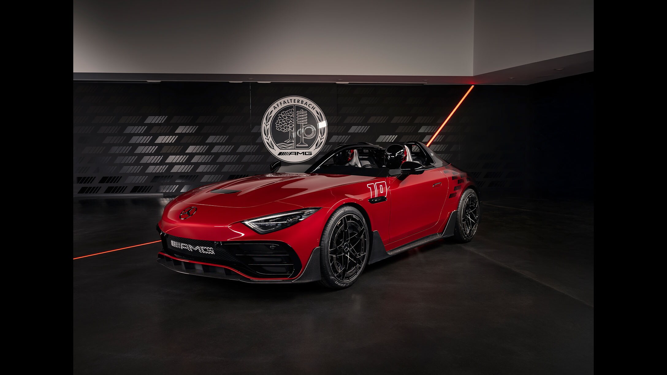 Ein roter Concept Mercedes-AMG PureSpeed steht in Affalterbach in der Tiefgarage.