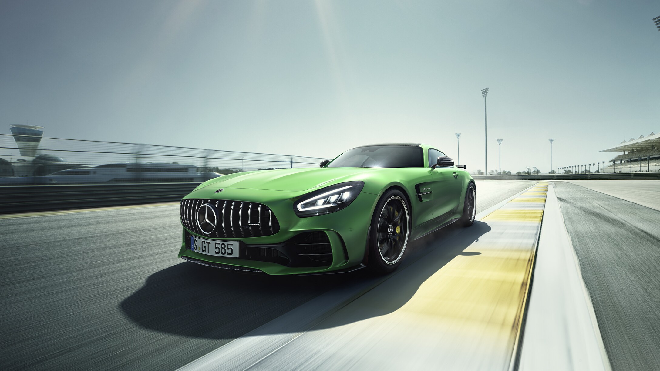Ein grüner Mercedes-AMG GT R auf einer Rennstrecke ohne Publikum.