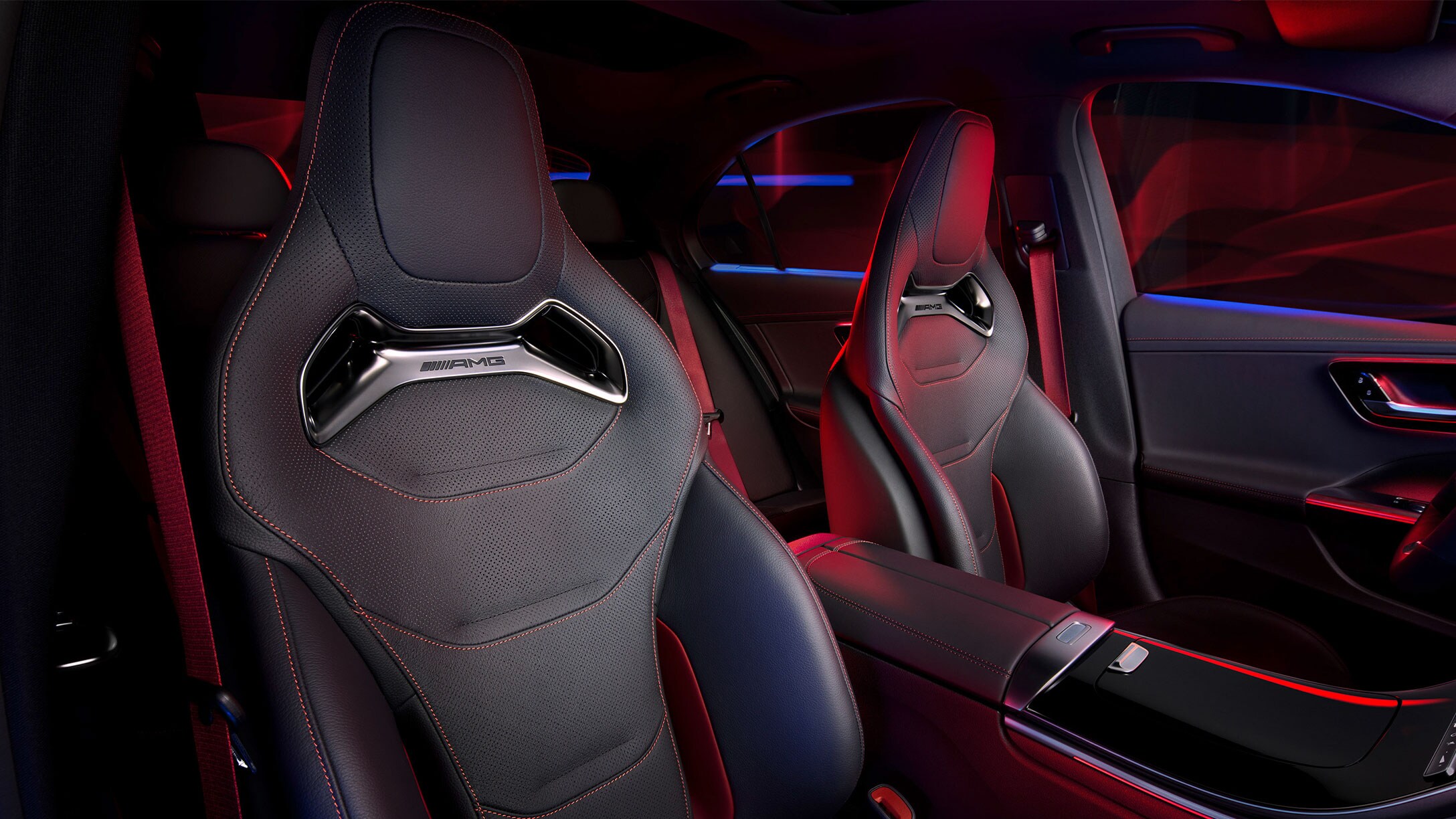 Das Interieur und ein Blick auf die Sitze von Mercedes-AMG in blauem Ambientelicht.