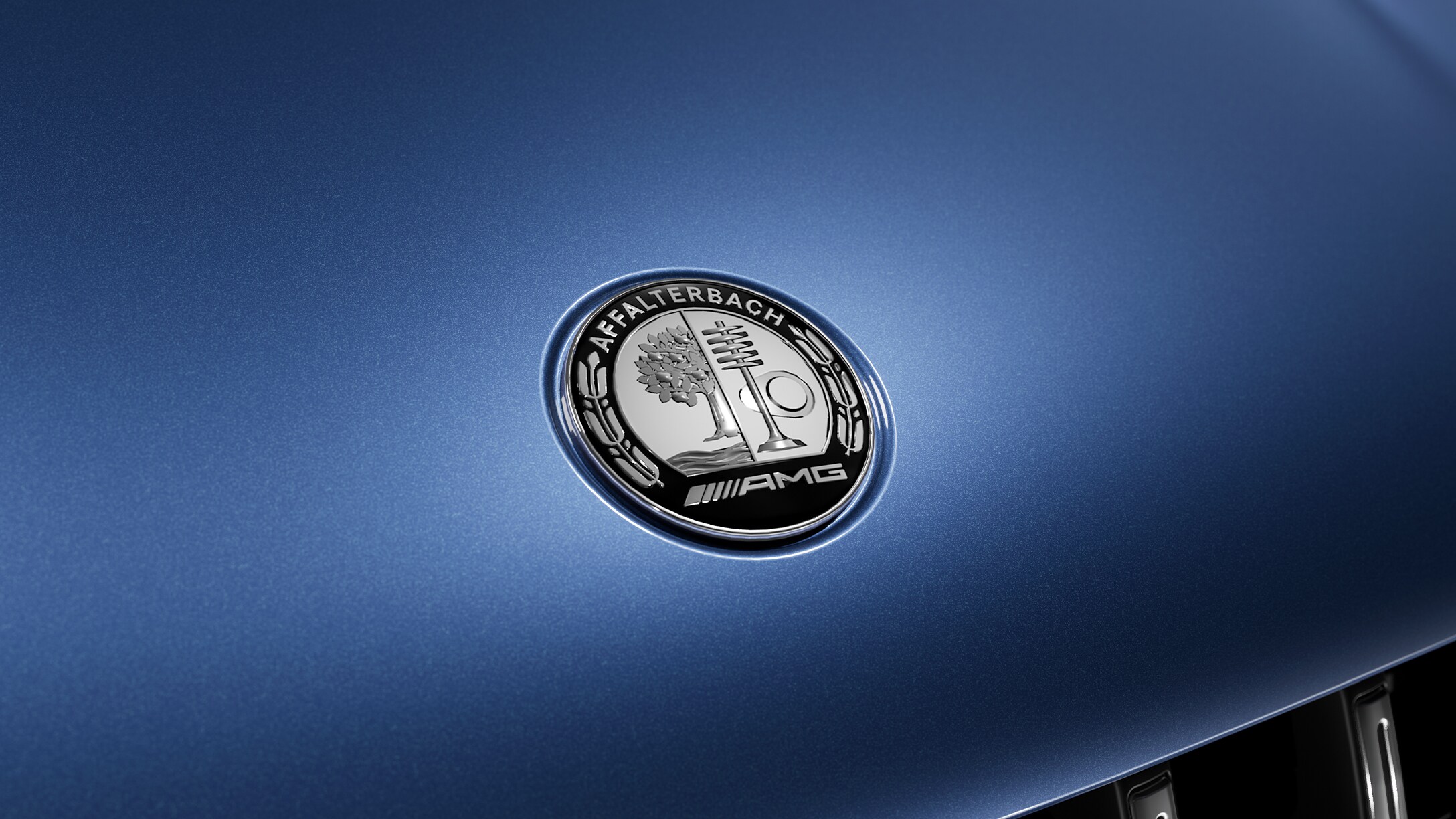 Nahaufnahme vom ikonischen AMG Wappen auf einer blauen Motorhaube von Mercedes-AMG.