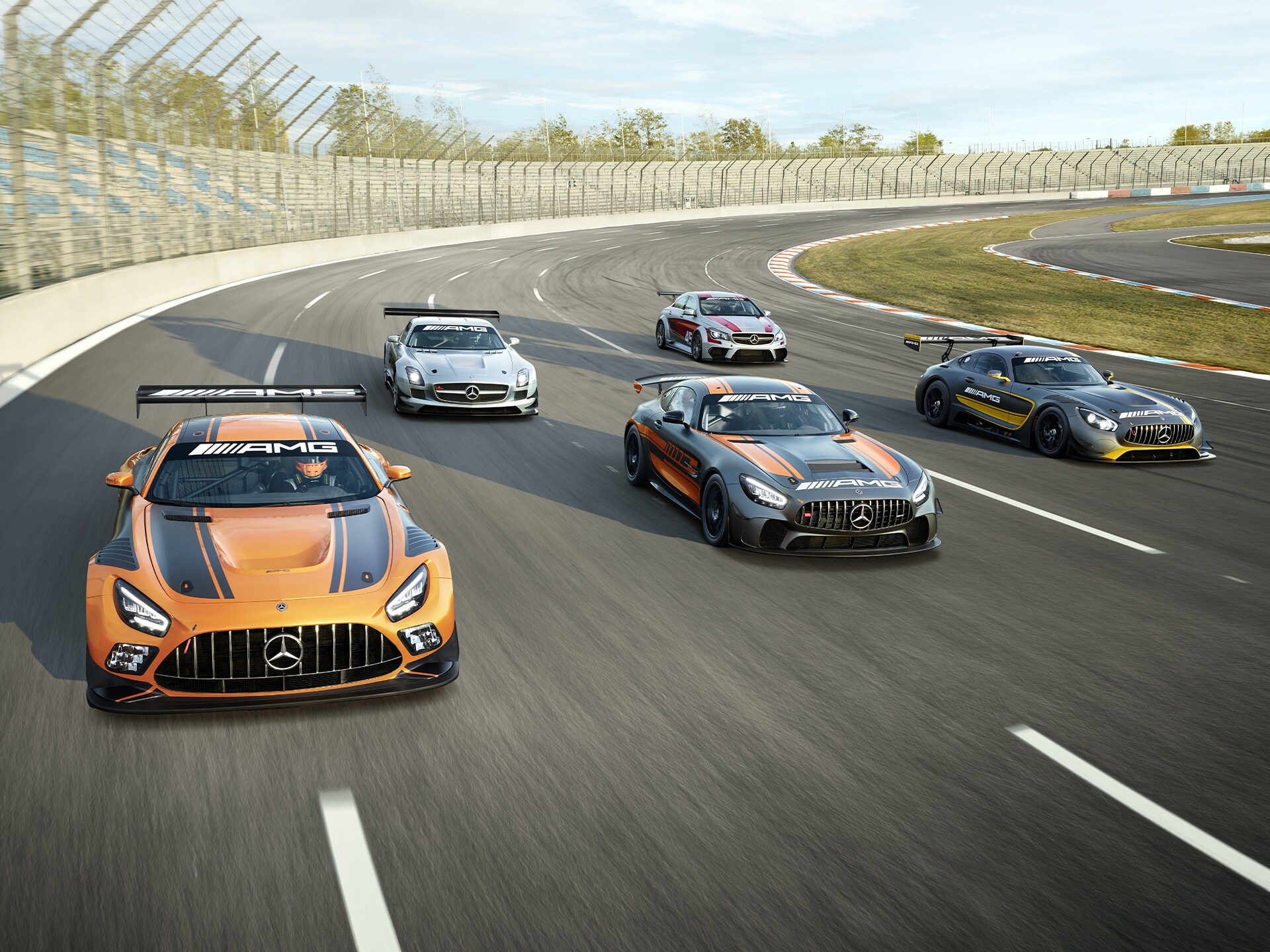 Mehrere Mercedes-AMG Fahrzeuge auf einer Rennstrecke.