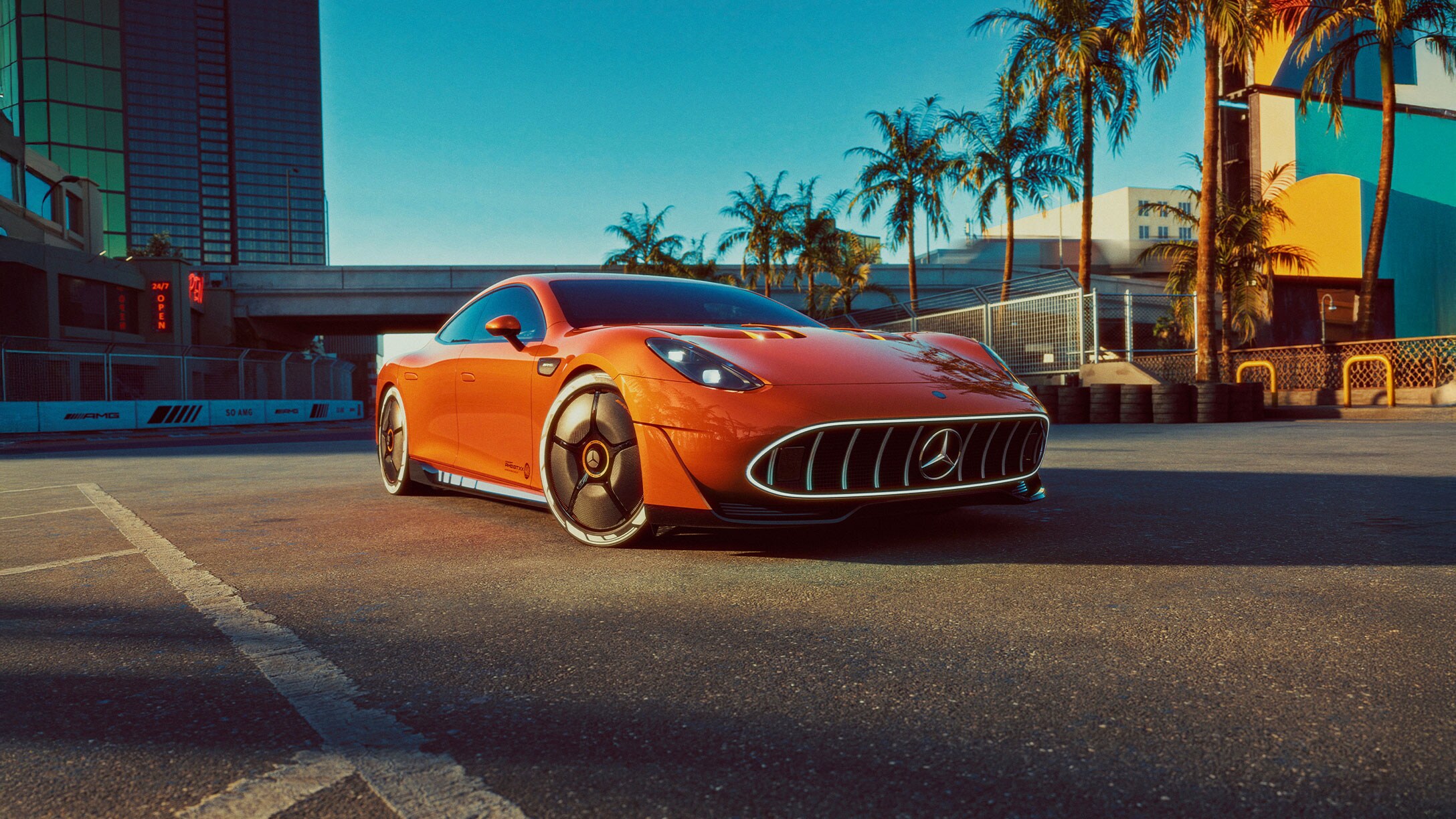 Der neue Mercedes-AMG CONCEPT AMG GT XX auf der Straße stehend mit Palmen im Hintergrund.