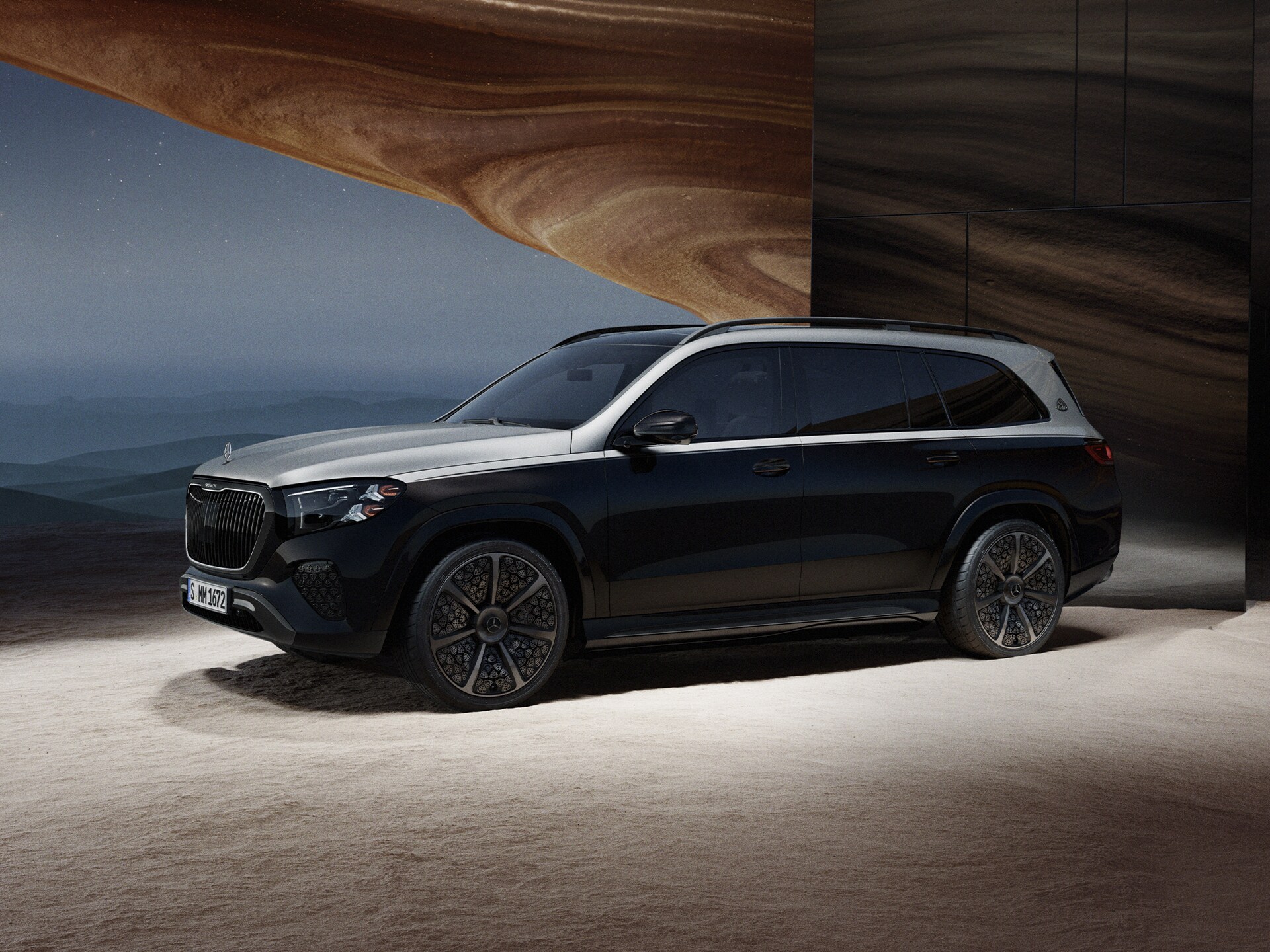 Der Mercedes-Maybach GLS Night Series in einer seitlichen Ansicht in einem Canyon.