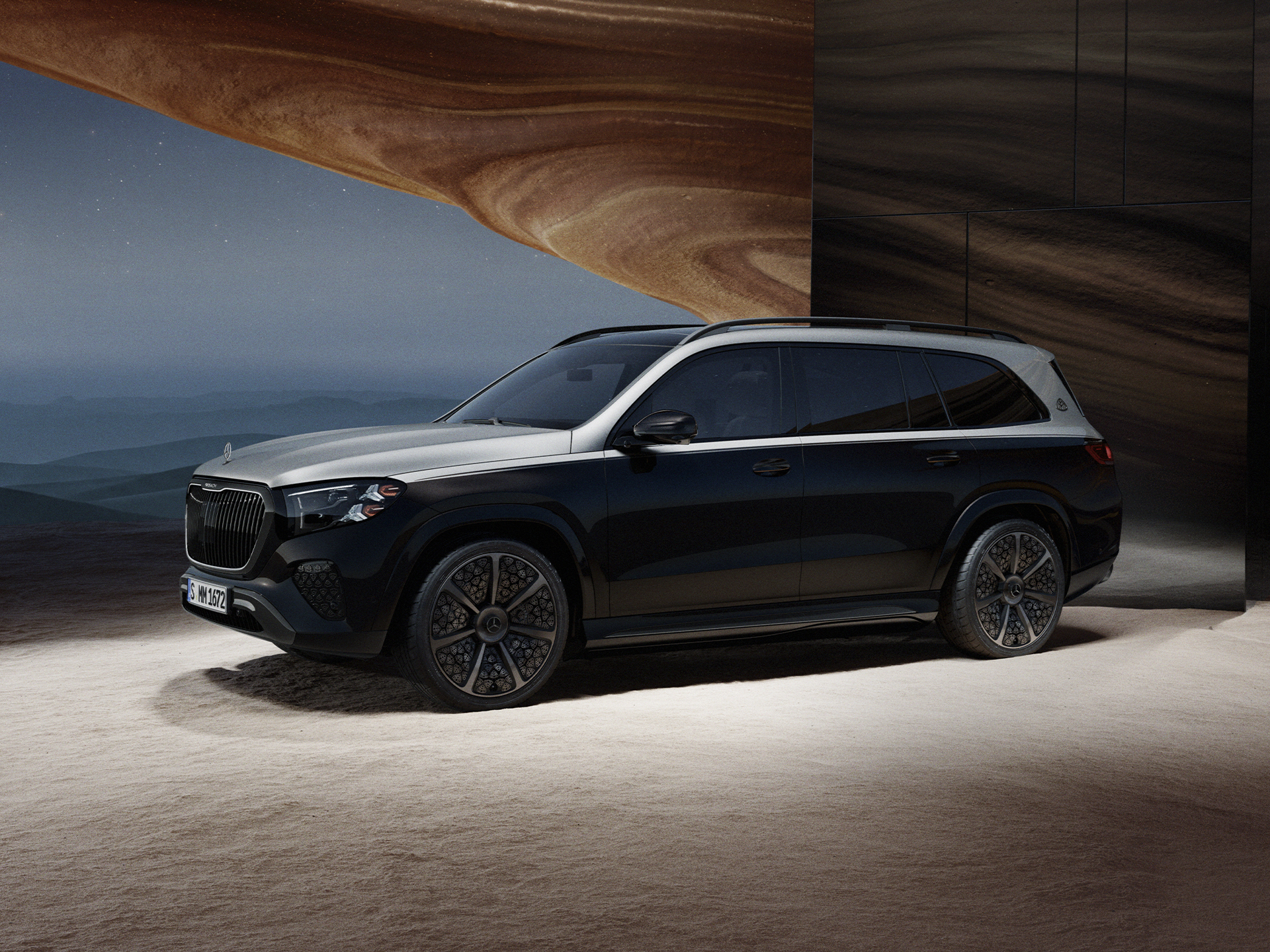 Marke | Mercedes-Maybach Der Mercedes-Maybach GLS Night Series in einer seitlichen Ansicht in einem Canyon.