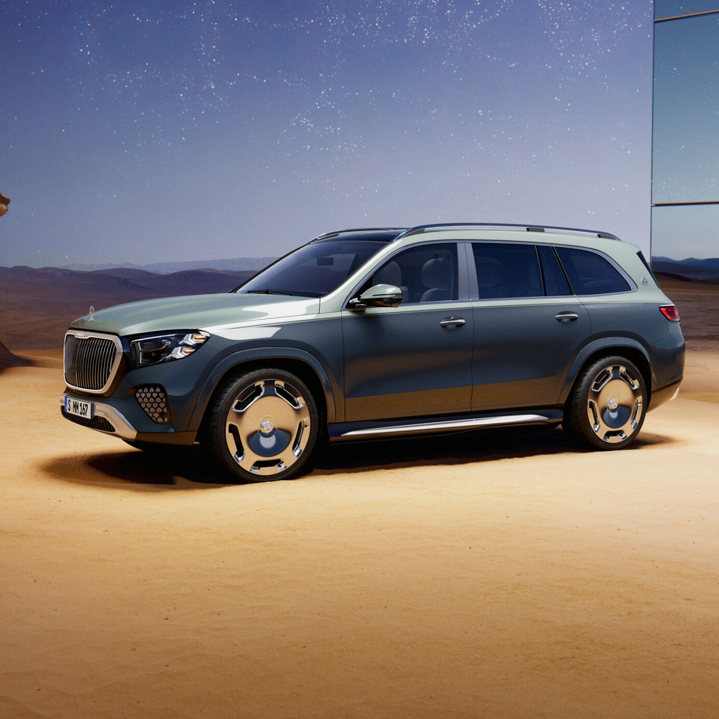 Der Mercedes-Maybach GLS SUV in einer seitlichen Ansicht mit Zweifarbenlackierung.