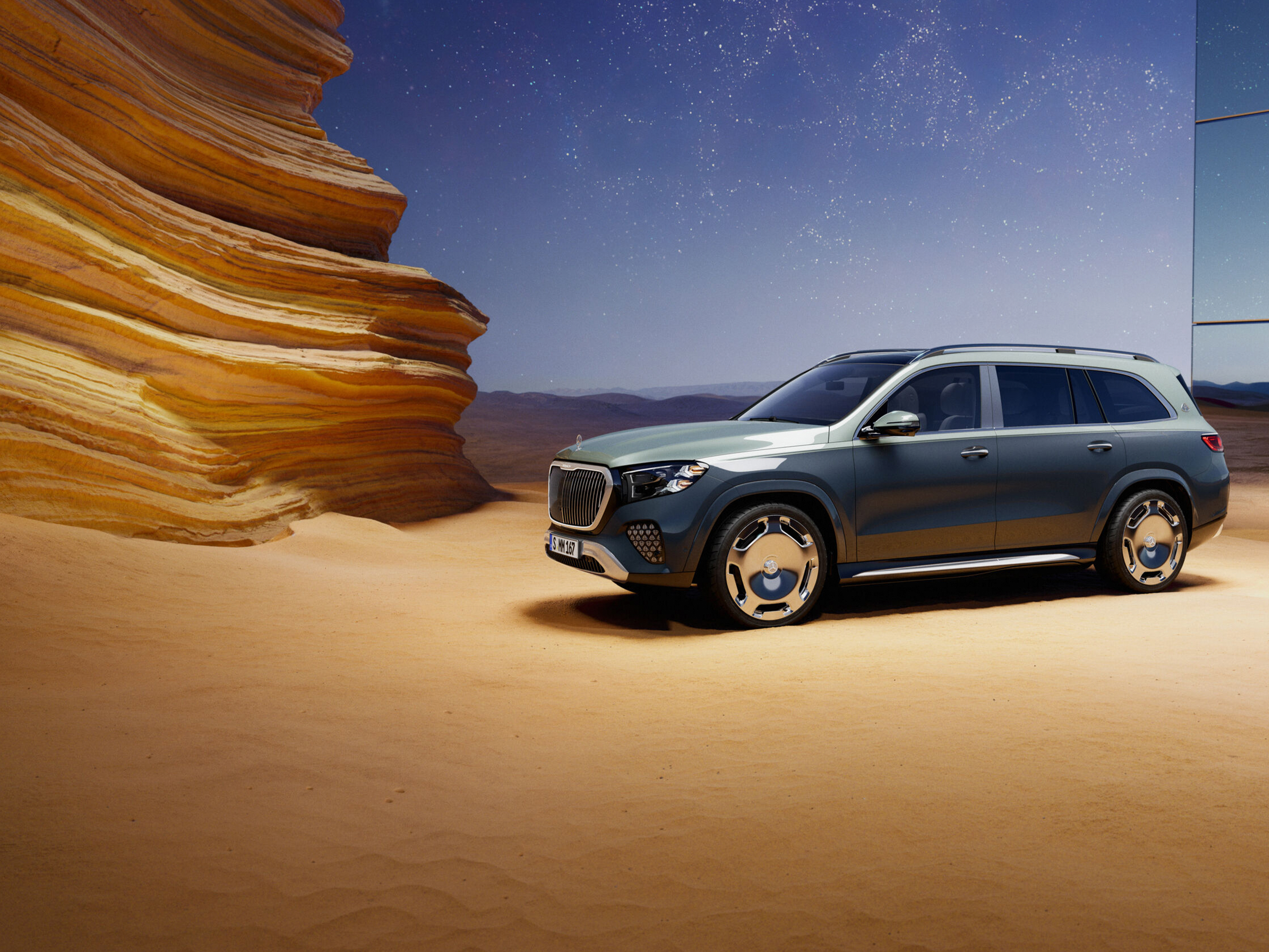 Marke | Mercedes-Maybach Der Mercedes-Maybach GLS SUV in einer seitlichen Ansicht mit Zweifarbenlackierung.