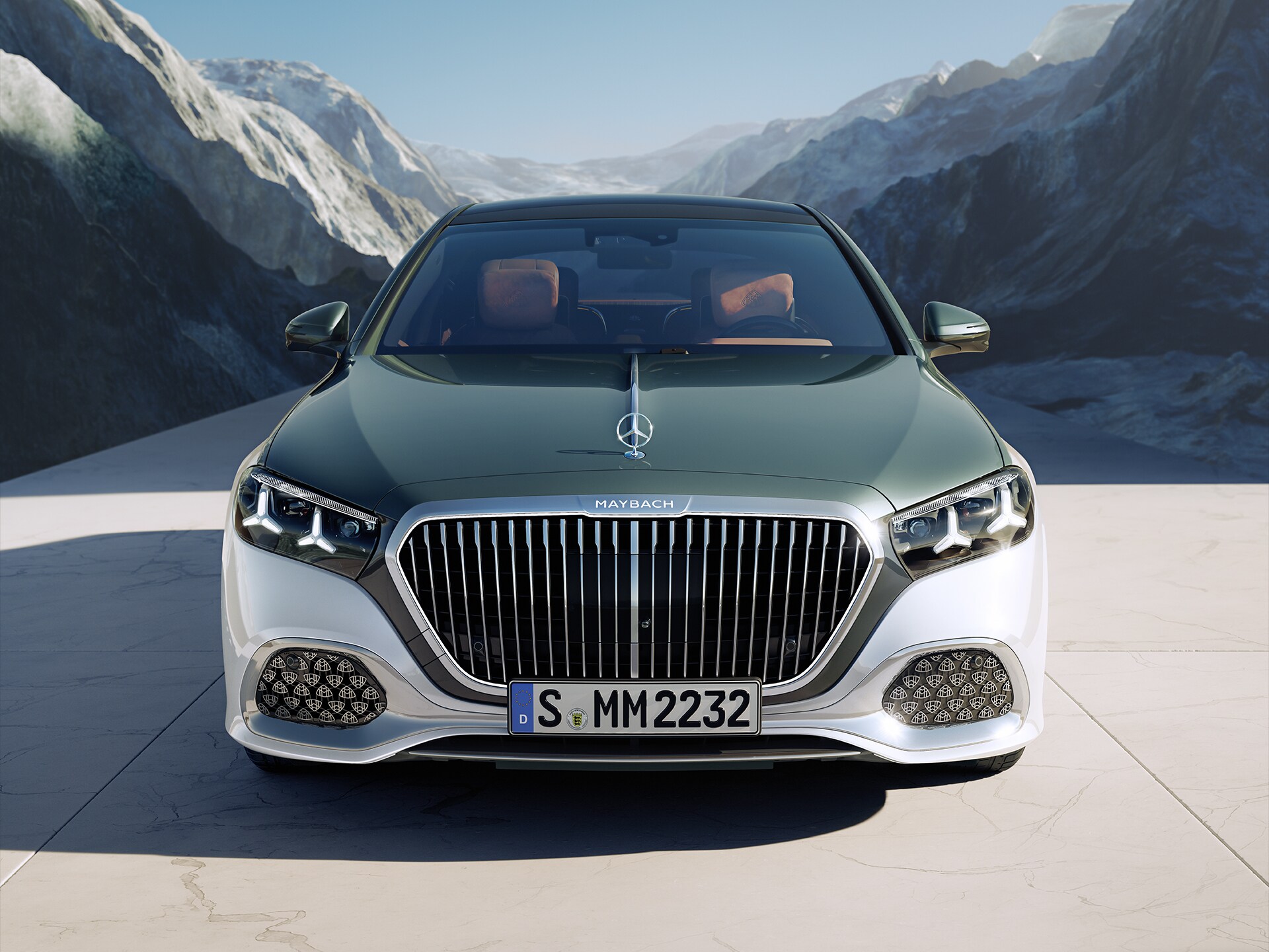 Die Mercedes-Maybach S-Klasse in einer frontalen Ansicht vor einer Gebirgslandschaft.
