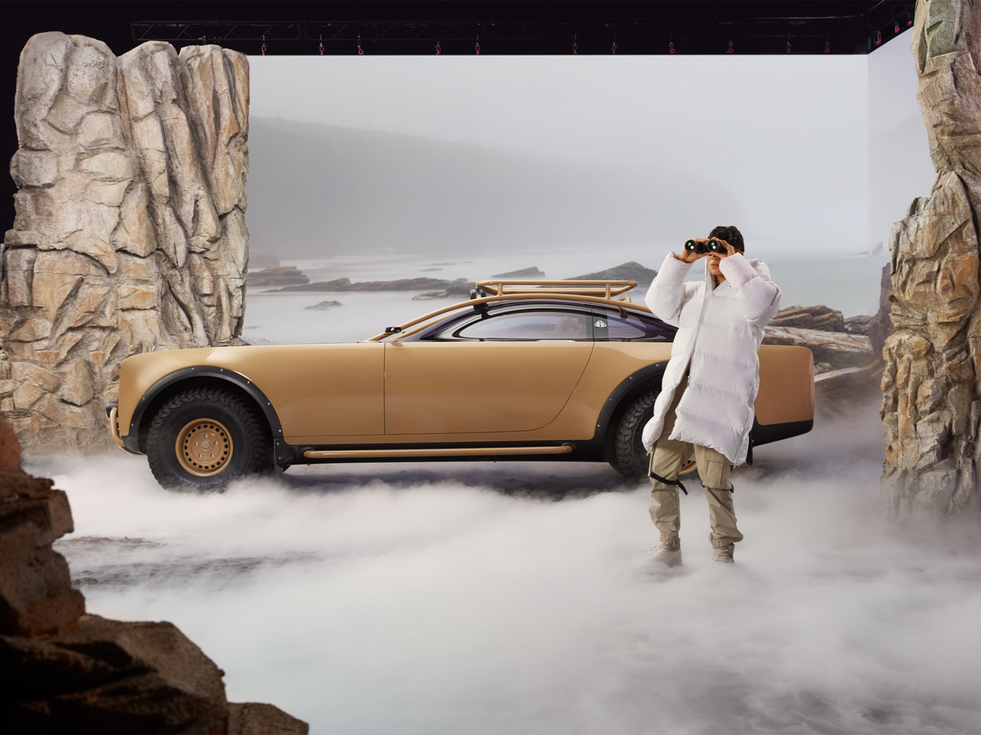 Marke | Mercedes-Maybach Die Mercedes-Maybach S-Klasse mit Virgil Abloh in einer seitlichen Ansicht mit Nebel.