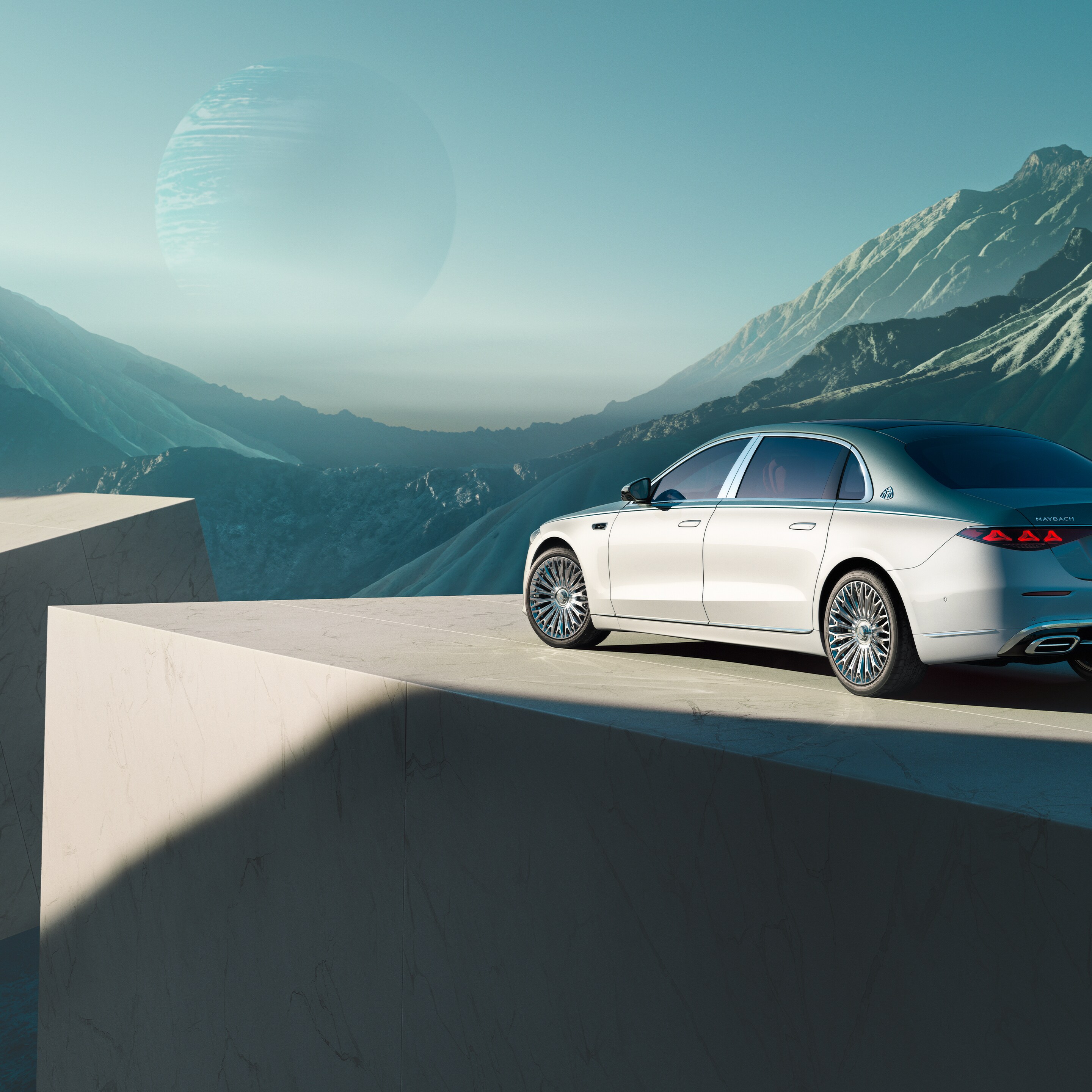 Die Mercedes-Maybach S-Klasse in einer seitlichen Ansicht vor einer Gebirgslandschaft.