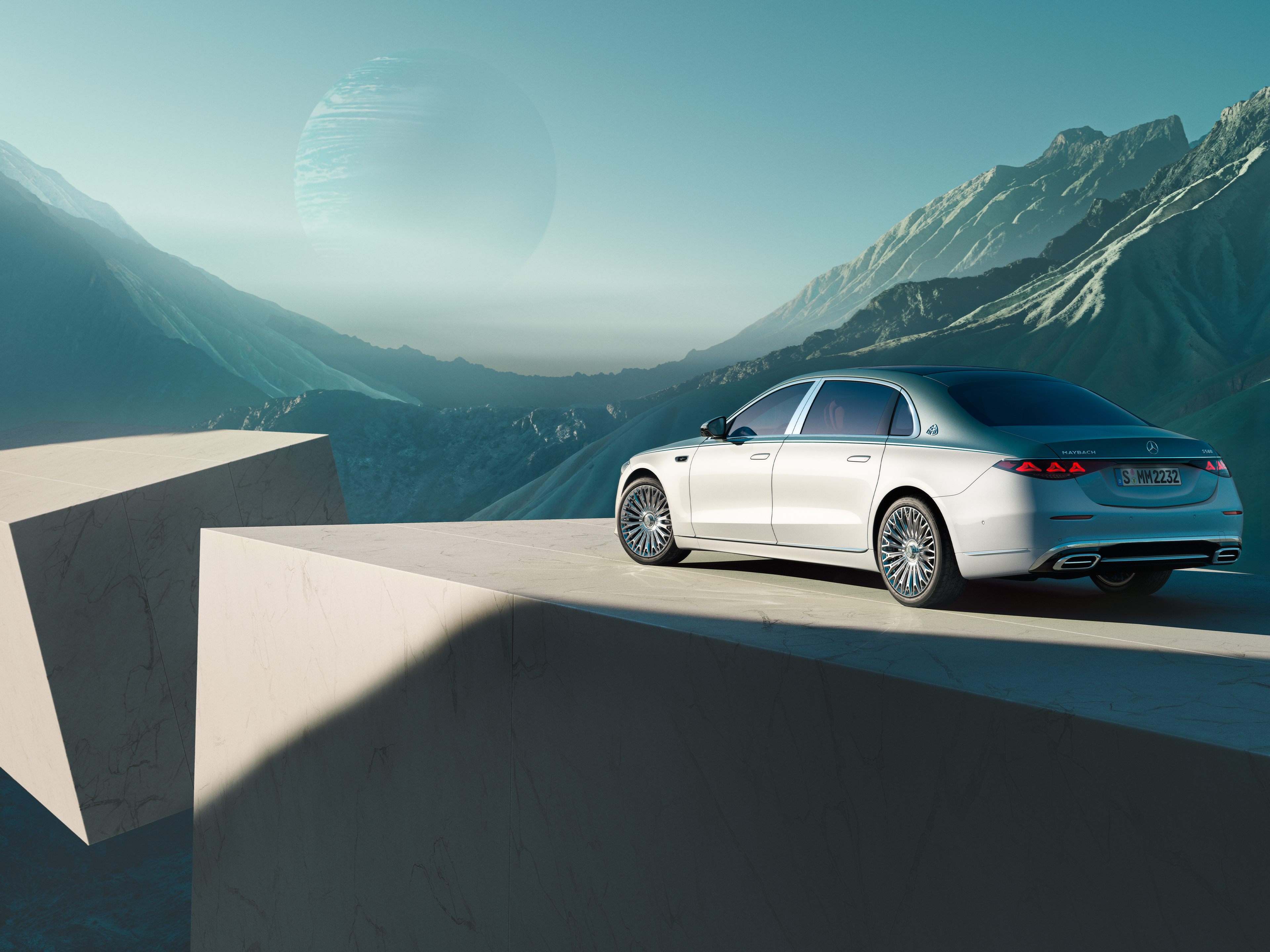Marke | Mercedes-Maybach Die Mercedes-Maybach S-Klasse in einer seitlichen Ansicht vor einer Gebirgslandschaft.