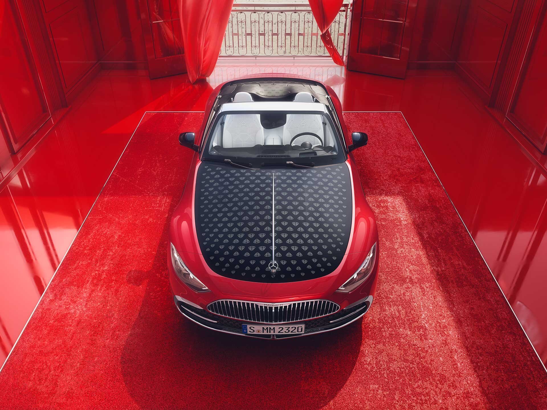 Ein roter Mercedes-Maybach SL 680 Monogram Series auf rotem Teppichboden.