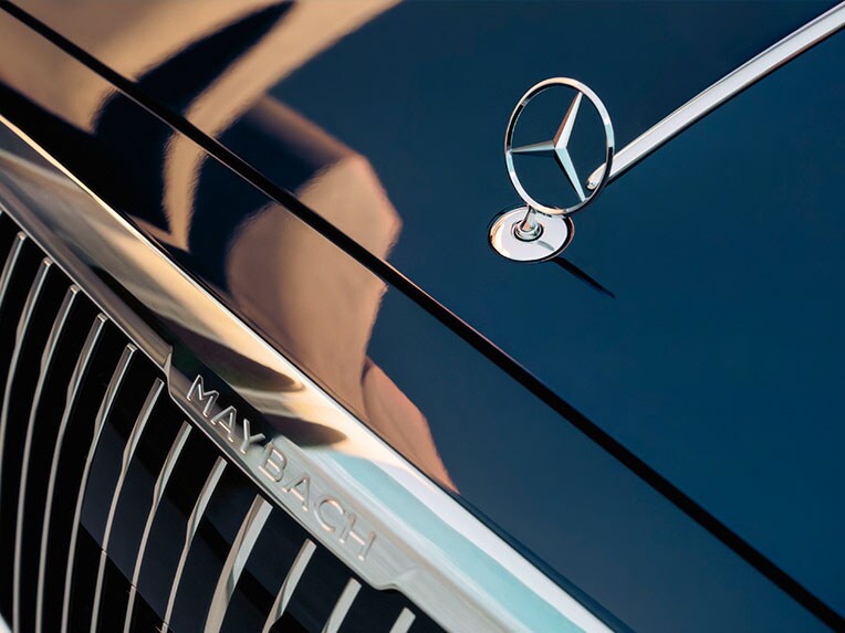 Ein Mercedes-Maybach Kühlergrill in Chrom glänzend.