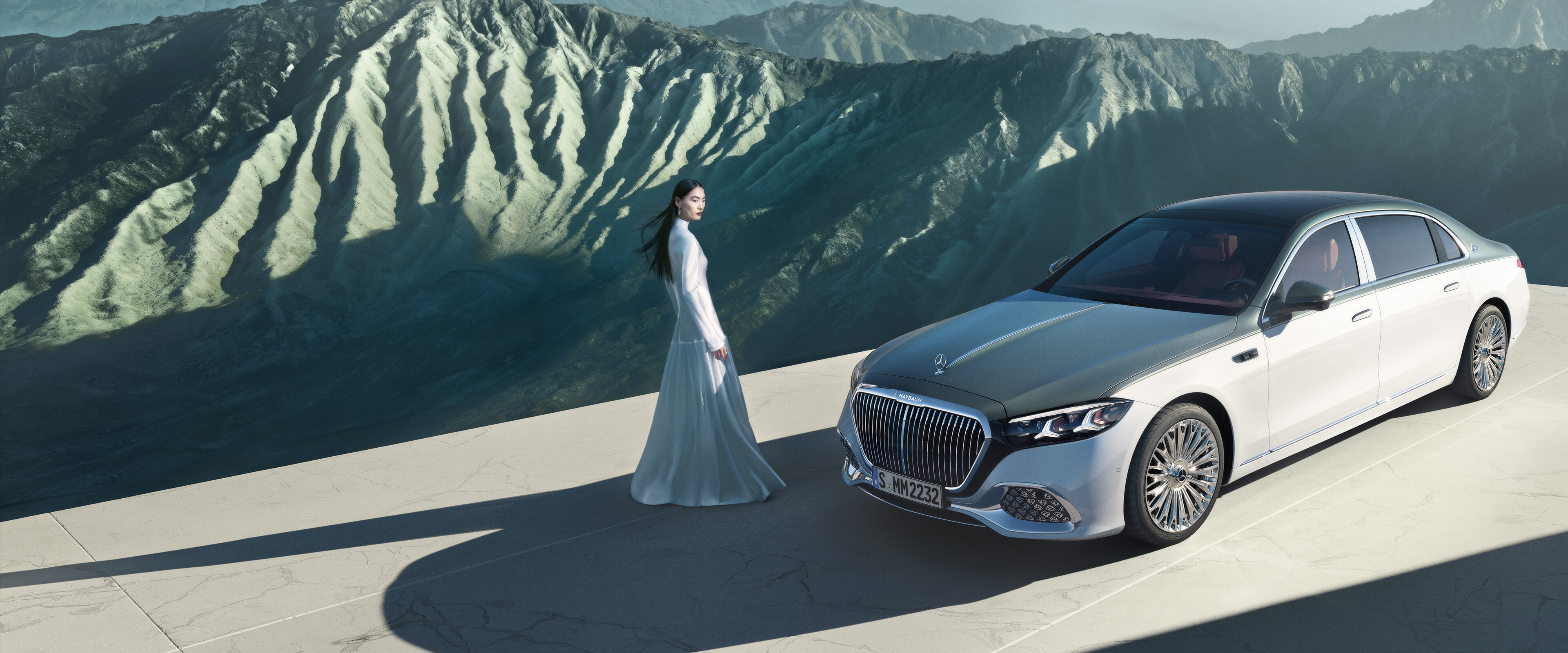 Ein Mercedes-Maybach mit Zweifarbenlackierung in verschiedenen Ansichten.