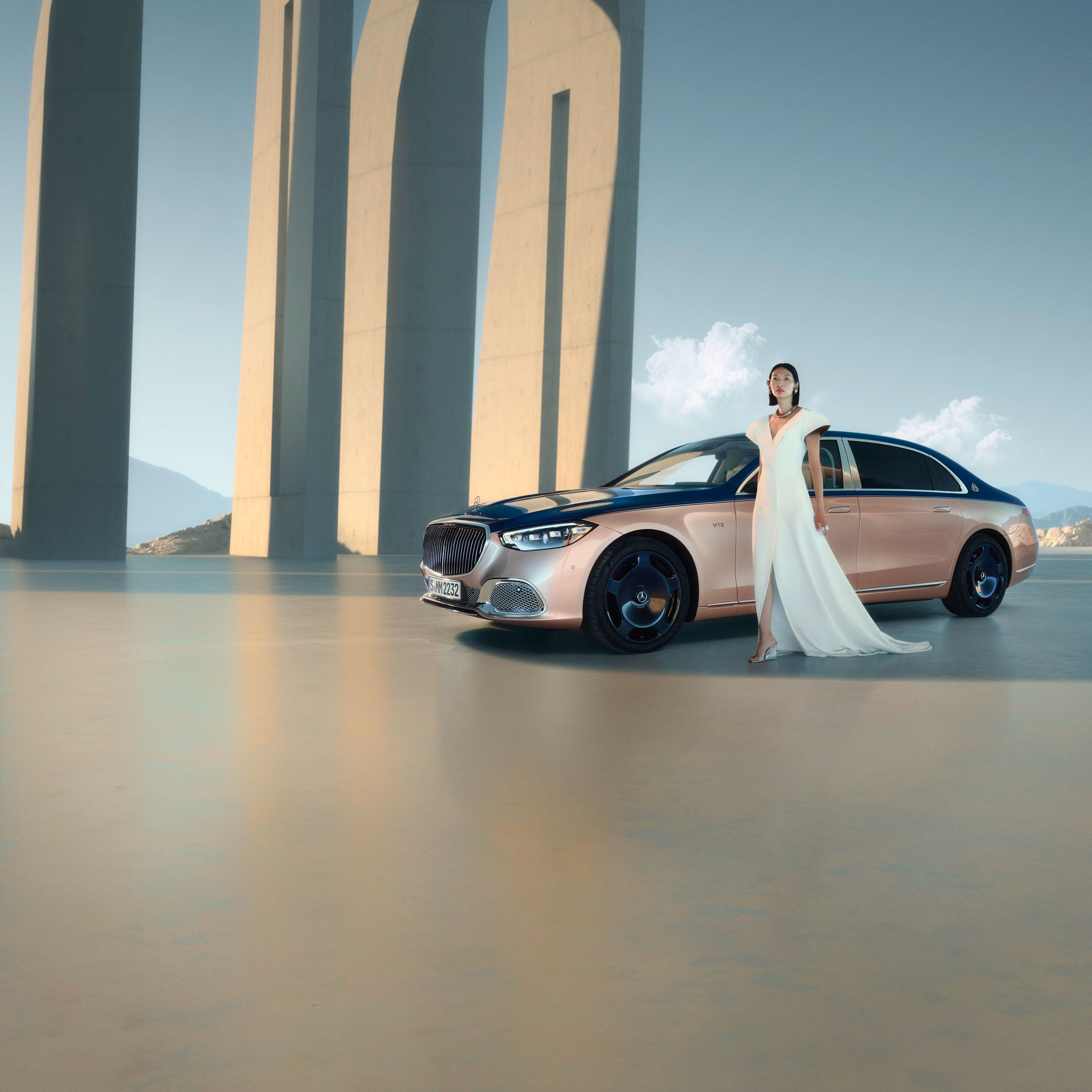 Marke | Mercedes-Maybach Ein Mercedes-Maybach mit Zweifarbenlackierung in verschiedenen Ansichten.