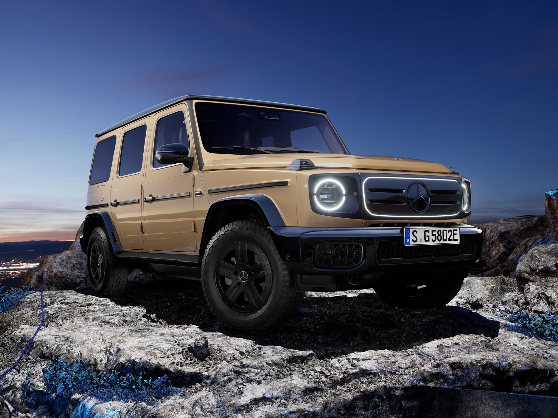 Der Mercedes-Benz G 580 mit EQ Technologie steht auf einem Felsen.