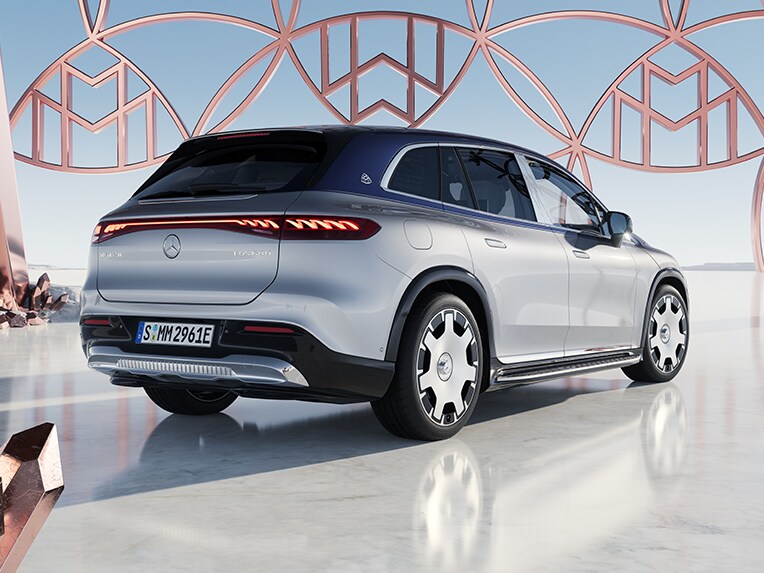 Der Mercedes-Maybach EQS SUV in einer seitlichen Heckansicht.