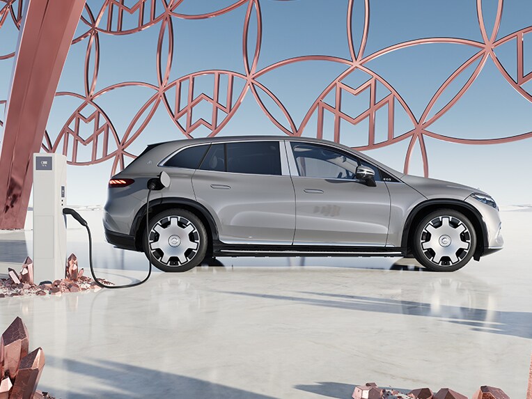 Der Mercedes-Maybach EQS SUV lädt an einer Schnellladestation von IONITY.