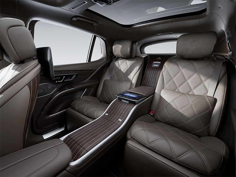 Das MANUFAKTUR Leder-Paket im Innenraum des luxuriösen Mercedes-Maybach EQS SUV.