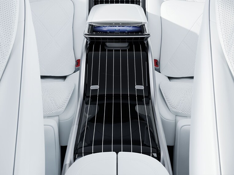 Die Mittelkonsole mit Maybach-Logo im Innenraum des luxuriösen Mercedes-Maybach EQS SUV.