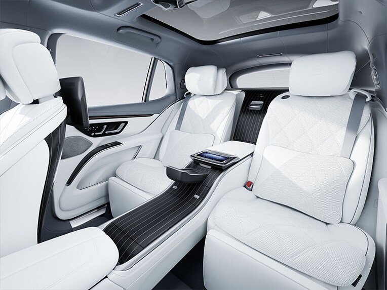 Der Fond im luxuriösen Mercedes-Maybach EQS SUV.