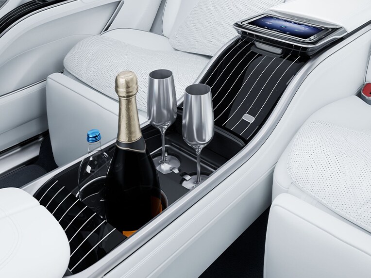 Kühlfach mit Champagnergläsern und Halterung im Innenraum des luxuriösen Mercedes-Maybach EQS SUV.