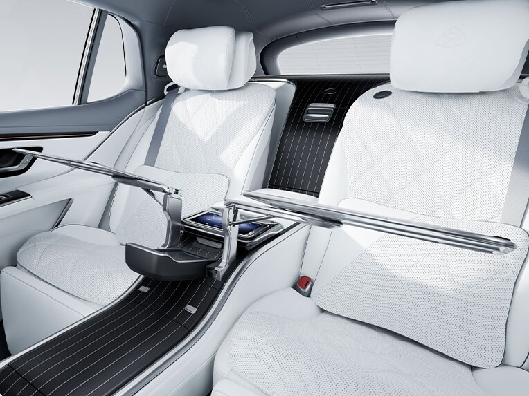 Die Klapptische im Fond des luxuriösen Mercedes-Maybach EQS SUV.
