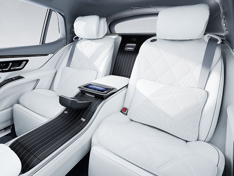 Die Multikontursitze im Innenraum des luxuriösen Mercedes-Maybach EQS SUV.