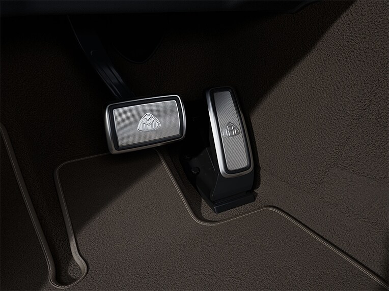 Mercedes-Maybach Pedalanlage im Innenraum des luxuriösen Mercedes-Maybach EQS SUV.
