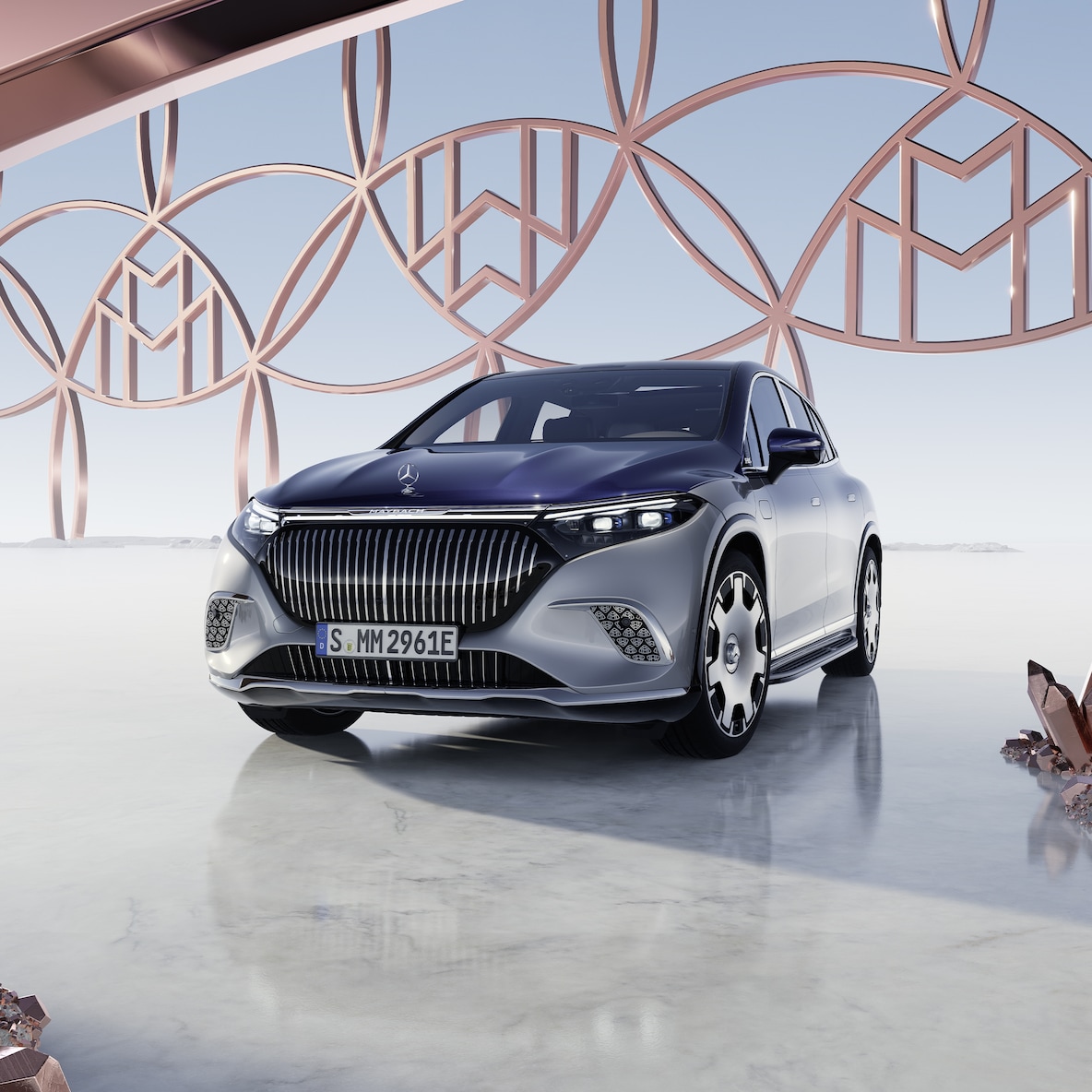 Der Mercedes-Maybach EQS SUV in Maybach Zweifarbenlackierung in einer Frontansicht.
