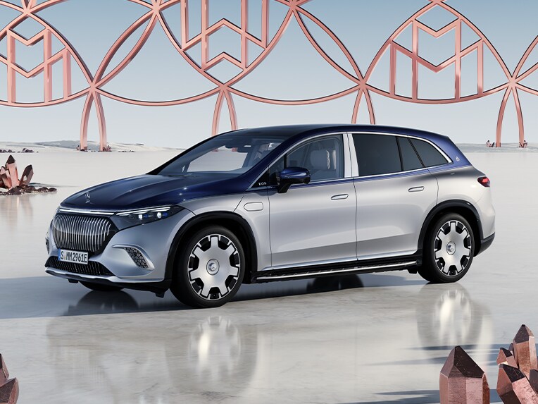 Der Mercedes-Maybach EQS SUV in einer seitlichen Frontansicht.