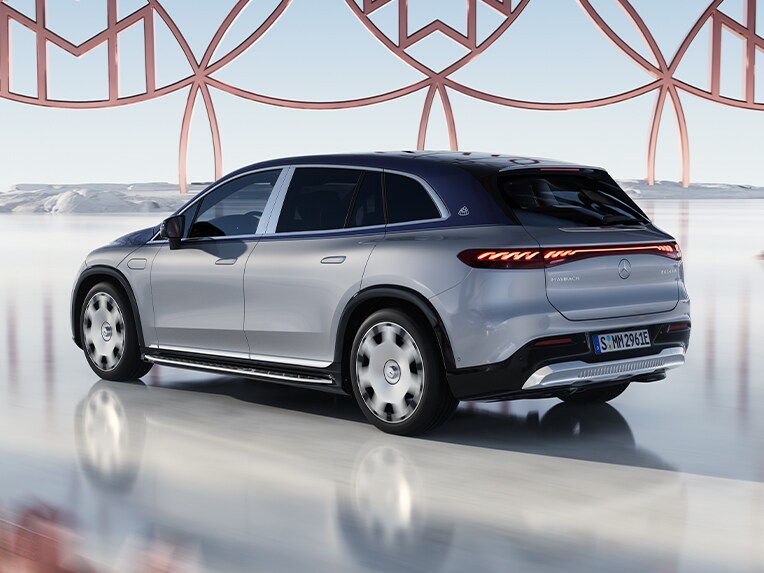 Der Mercedes-Maybach EQS SUV in einer seitlichen Heckansicht.