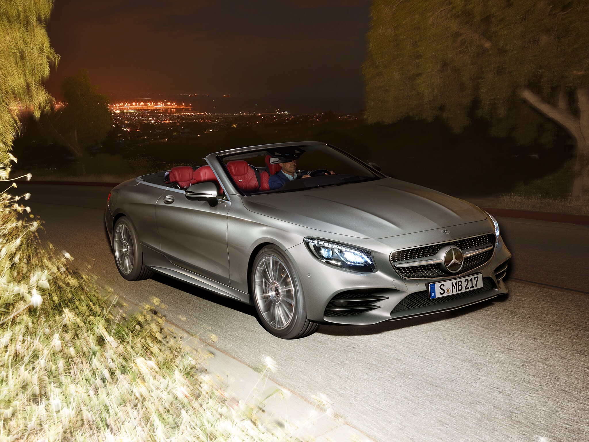 Ein silbernes S-Klasse Carbiolet bei Nacht.