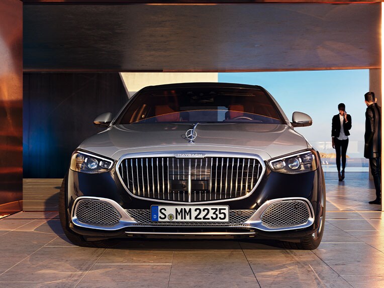Die Mercedes-Maybach S-Klasse in einer Frontansicht.