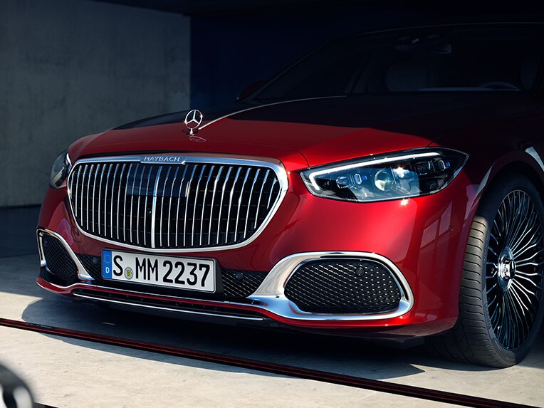 Die Mercedes-Maybach S-Klasse in einer Frontansicht.