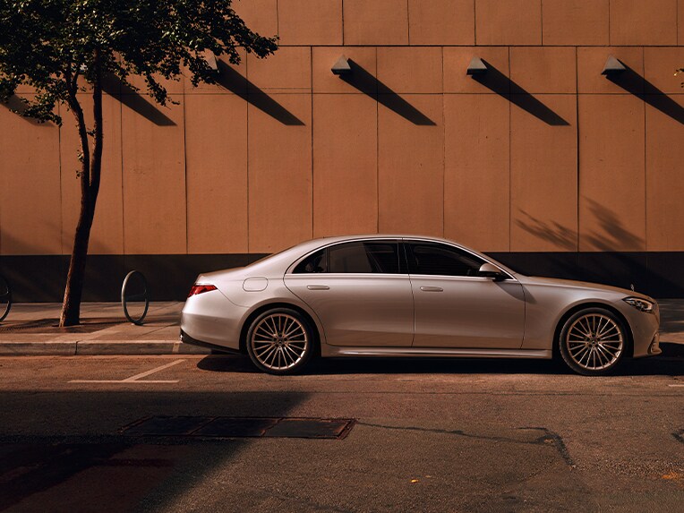 Seitenansicht der Mercedes-Benz S-Klasse Limousine Lang als Auto-Abo.