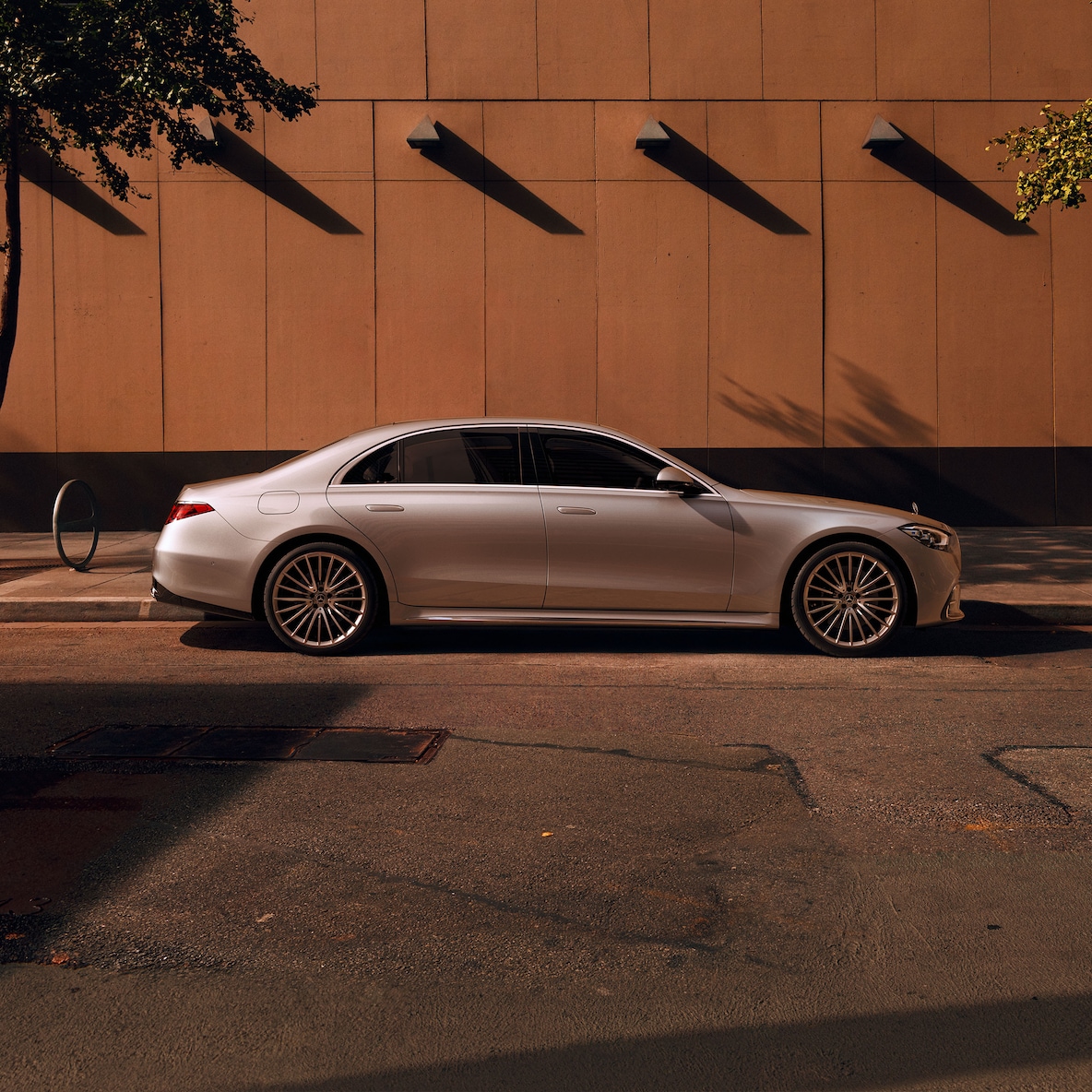 Seitenansicht der Mercedes-Benz S-Klasse Limousine Lang.