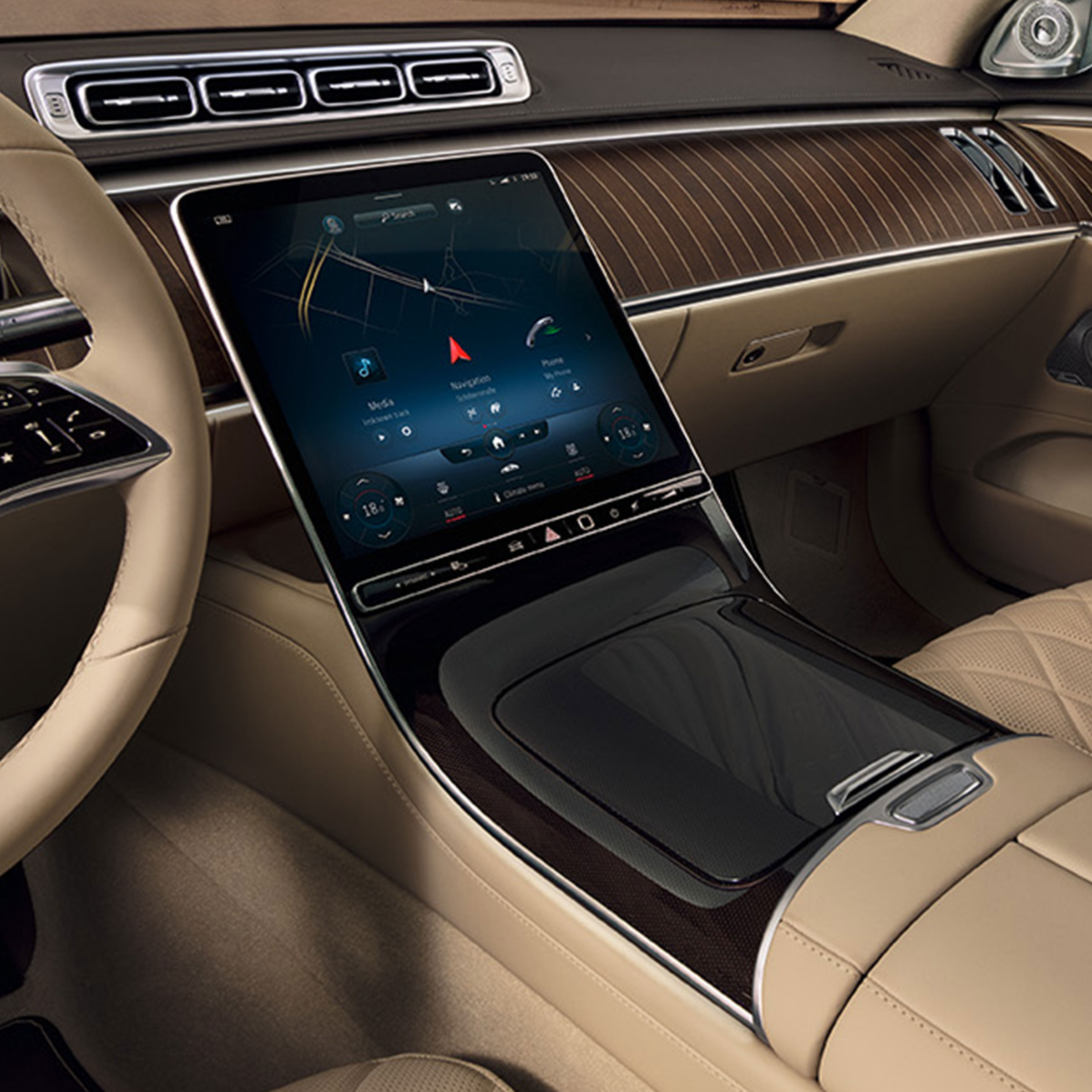 Das 32,5 cm (12,8") große OLED Zentraldisplay in der Mercedes-Benz S-Klasse Limousine Lang.