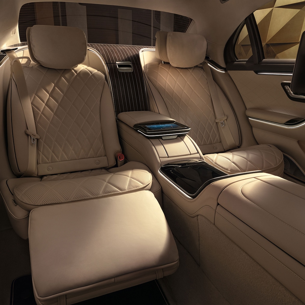 Der First-Class Fond mit MBUX Fond-Tablet in der Mercedes-Benz S-Klasse Limousine Lang.