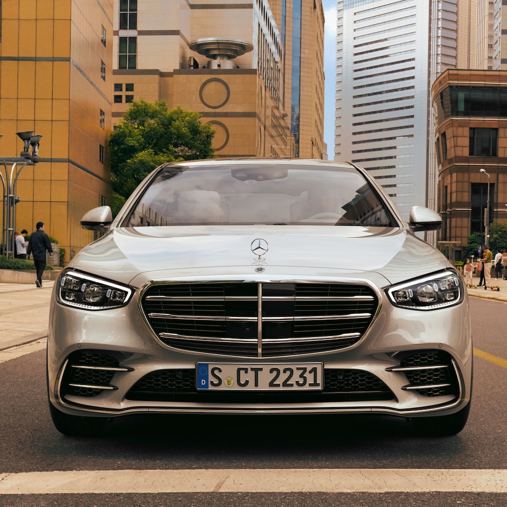 Der stehende Mercedes Stern auf dem klassischen Kühlergrill der Mercedes-Benz S-Klasse Limousine Lang.