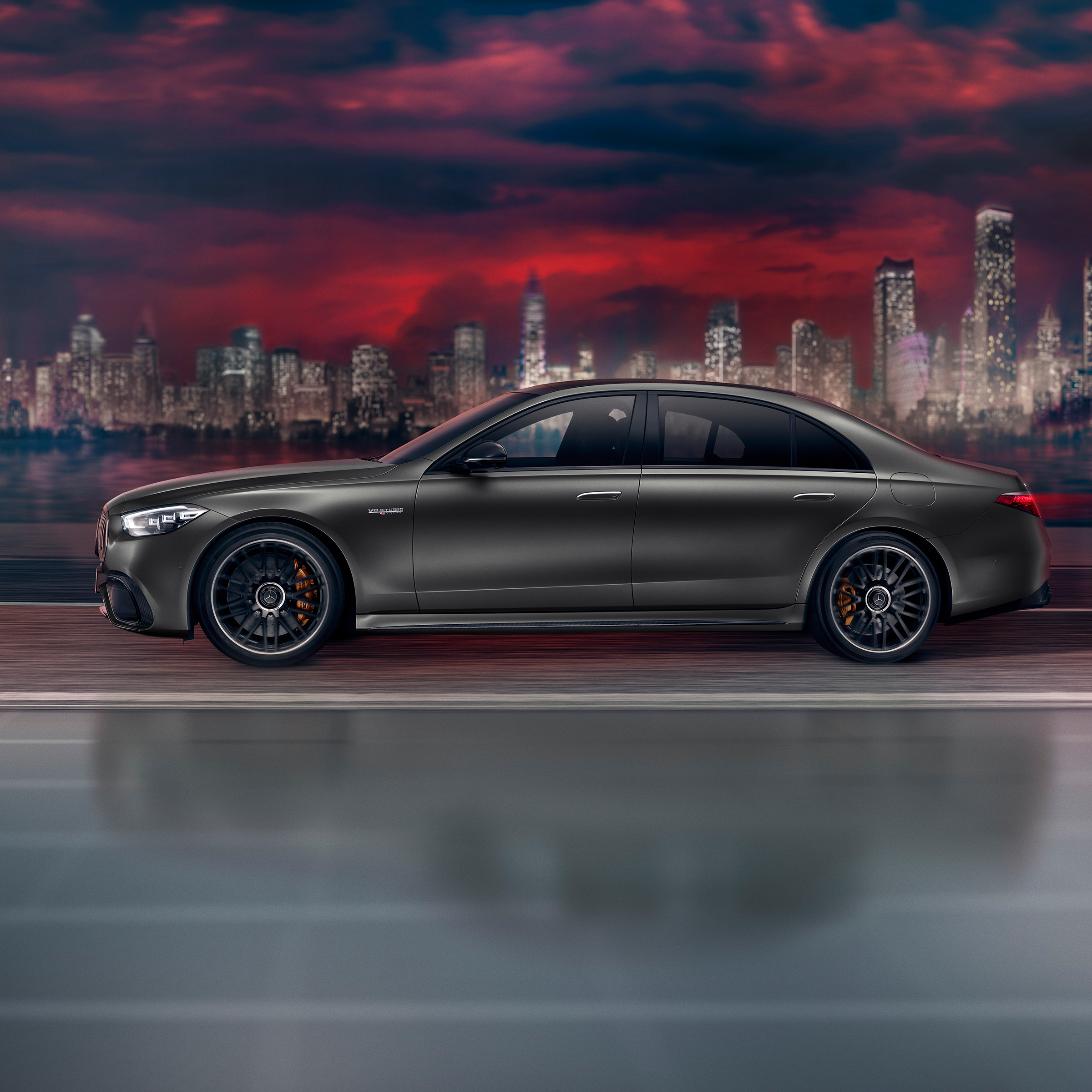 Frontale Seitenansicht des Mercedes-AMG S 63 E PERFORMANCE.
