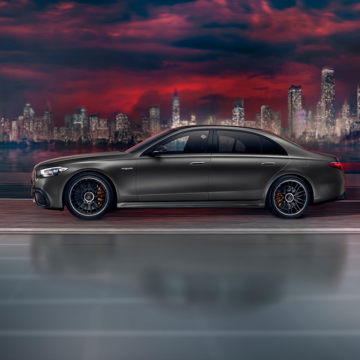 Frontale Seitenansicht des Mercedes-AMG S 63 E PERFORMANCE.