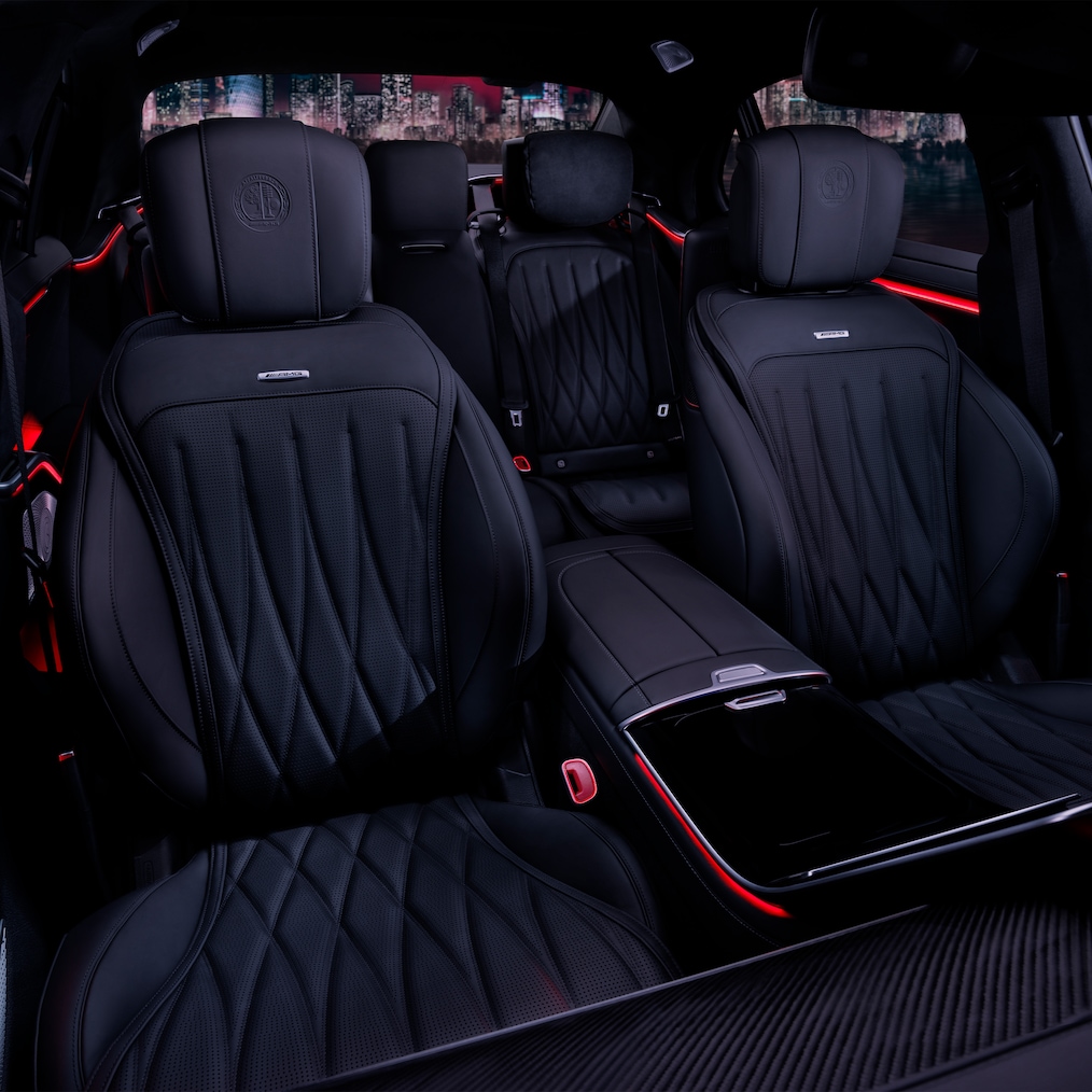 Seitenansicht der Vordersitze und des Cockpits des Mercedes-AMG S 63 E PERFORMANCE.