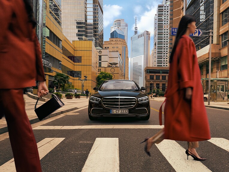 Die Mercedes-Benz S-Klasse Limousine in einer Frontansicht.