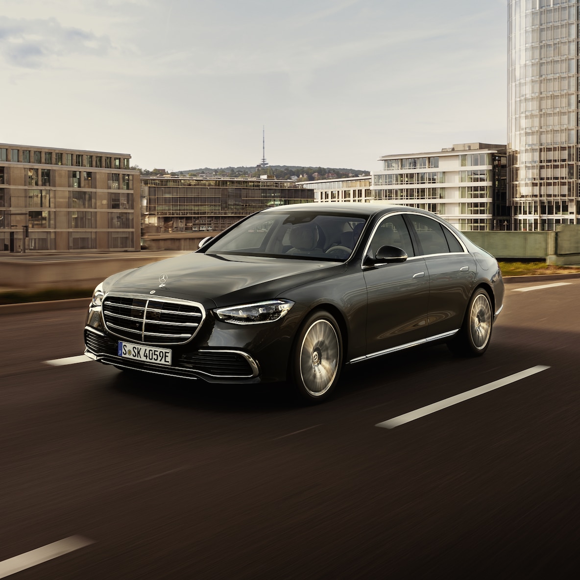 Die Mercedes-Benz S-Klasse Limousine in einer Seitenansicht.
