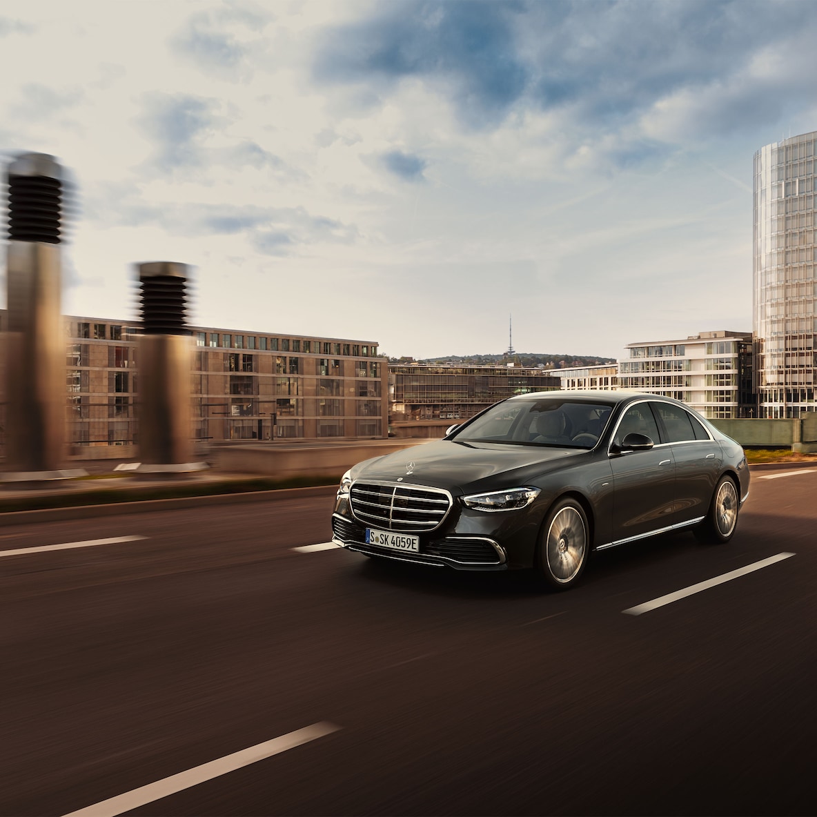 Die Mercedes-Benz S-Klasse Limousine in einer Seitenansicht.