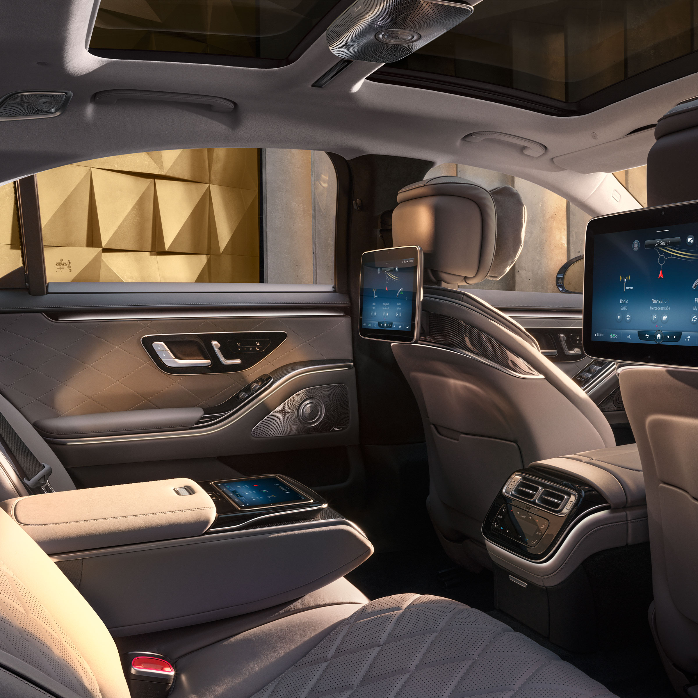Der Fond der Mercedes-Benz S-Klasse Limousine mit durchgängiger Business-Mittelkonsole.