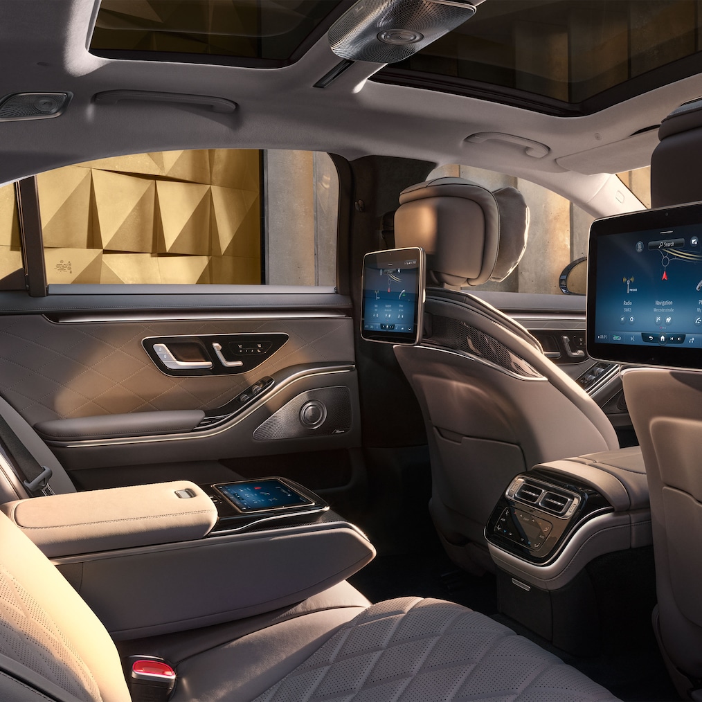 Der Fond der Mercedes-Benz S-Klasse Limousine mit durchgängiger Business-Mittelkonsole.