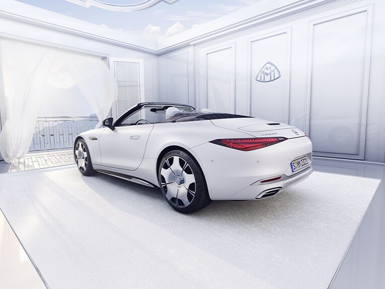 Der weiße Mercedes-Maybach SL 680 in einem weißen Raum von hinten.