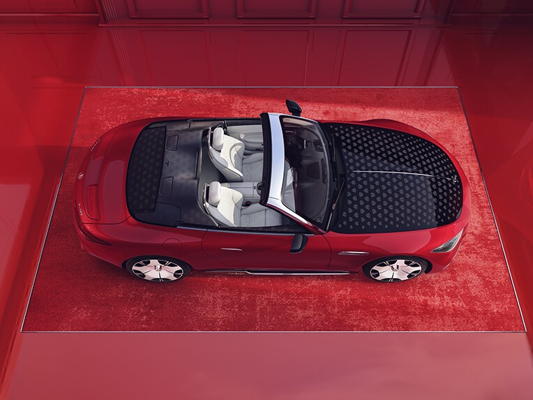 Der Mercedes-Maybach SL 680 von oben auf einem roten Teppich.