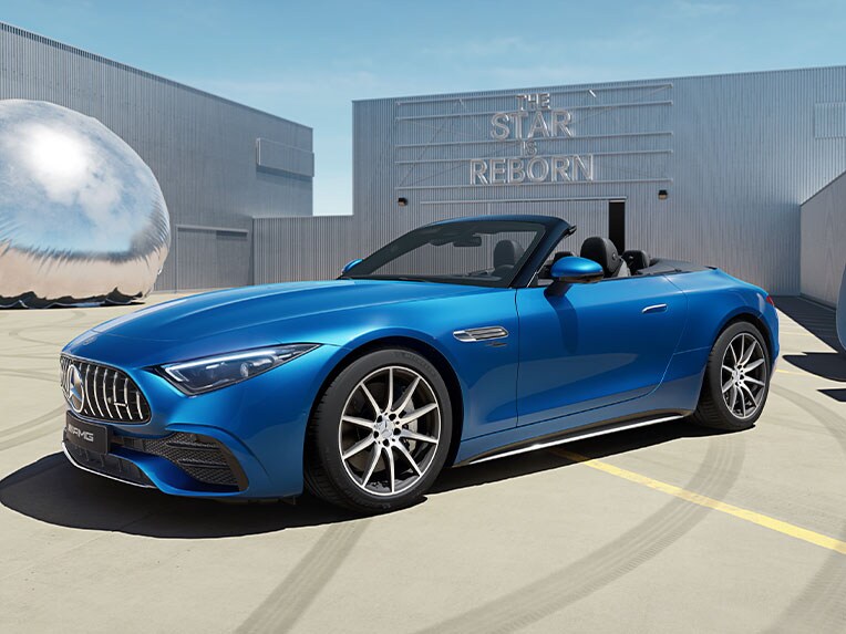 Der Mercedes-AMG Roadster in einer seitlichen Frontansicht.